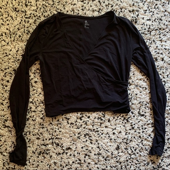GapFit breathe faux wrap top - Picture 2 of 6